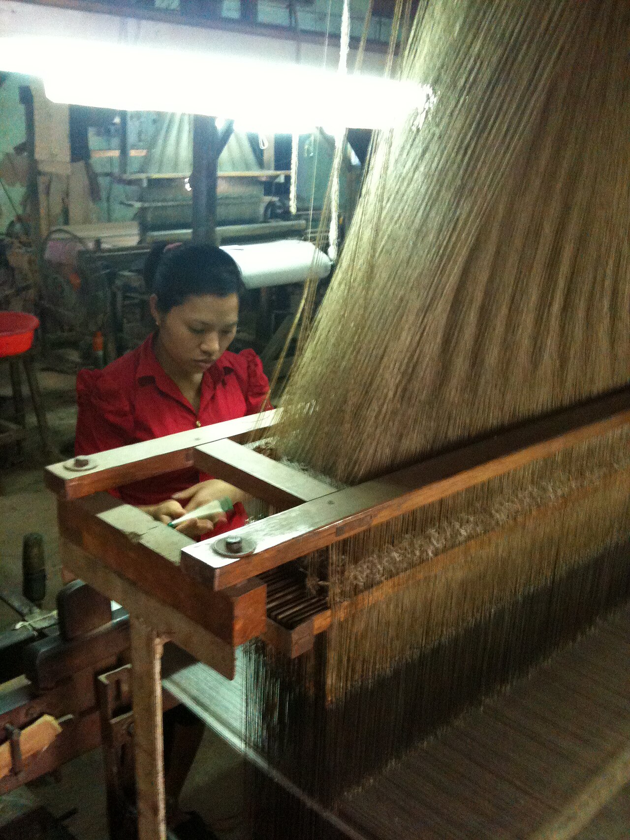 Thợ dệt vận hành khung Jacquard tại một xưởng ở làng Vạn Phúc